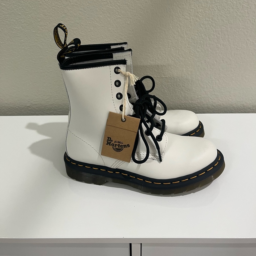 Doc Martens 1460 SMOOTH LEATHER LACE UP BOOTS, white size 6 - Picture 3 of 15